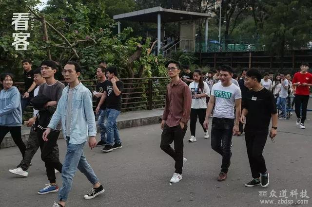 深圳关外，住着那些身体被掏空的年轻人